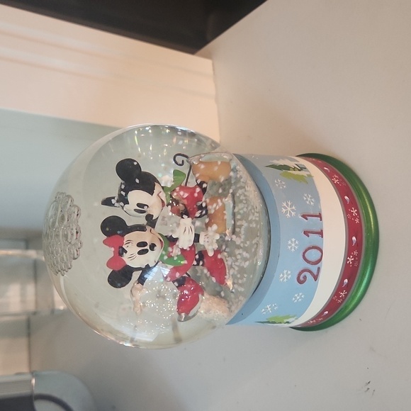 Disney Snow Globe - Picture 1 of 7
